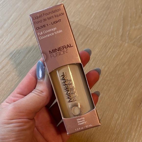 NIB Mineral Fusion Liquid Foundation in shade Olive 1 Light - Picture 1 of 5